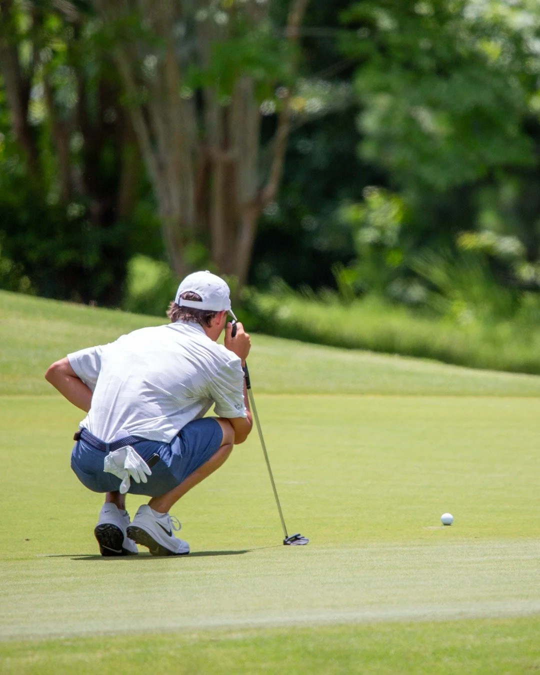 A golfer putting at Bartram Trail